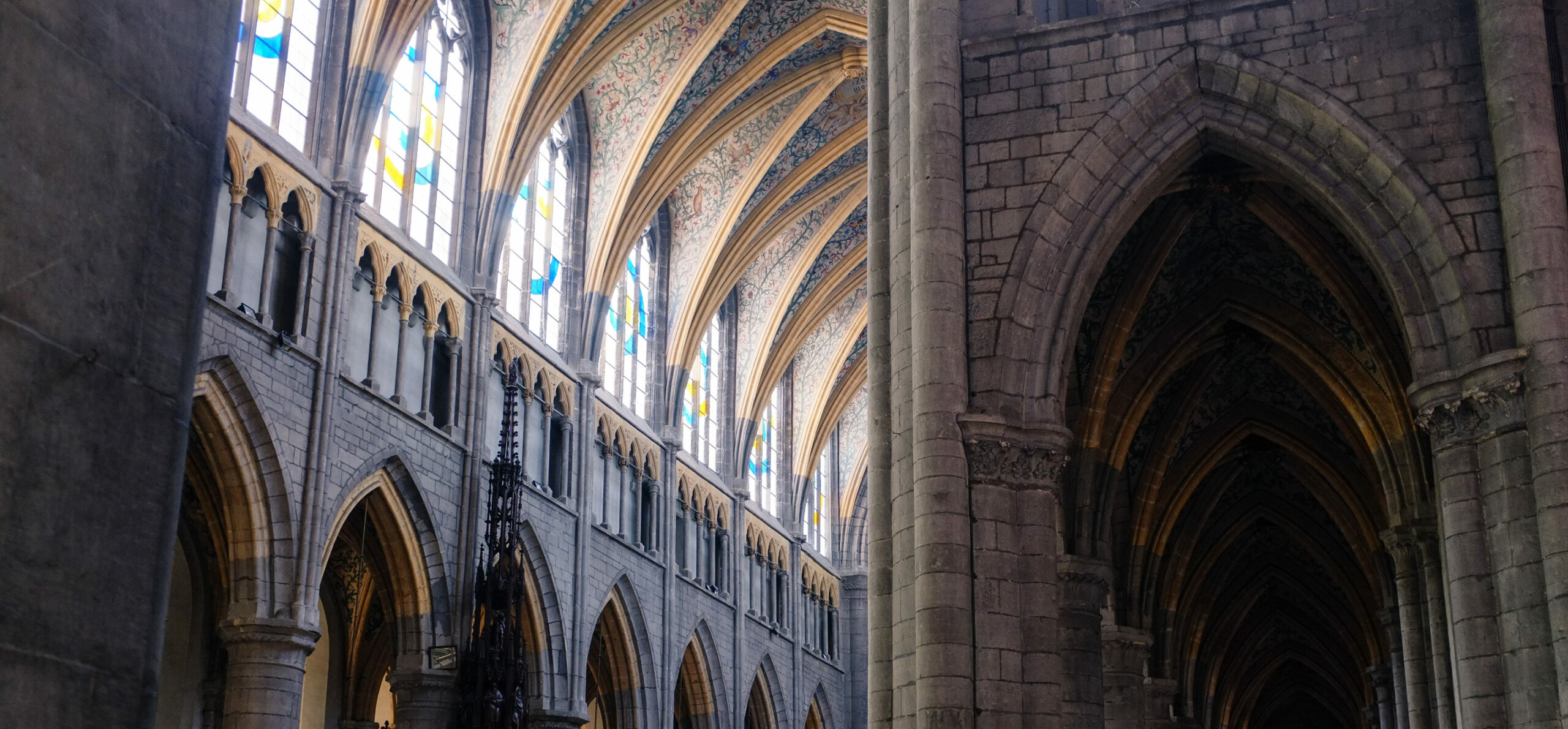 De la carrière au chantier : l’histoire d’une pierre sculptée dans l’architecture gothique